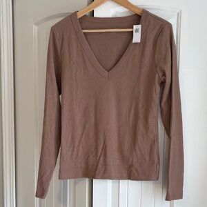 Long-sleeved V-neck T-shirt